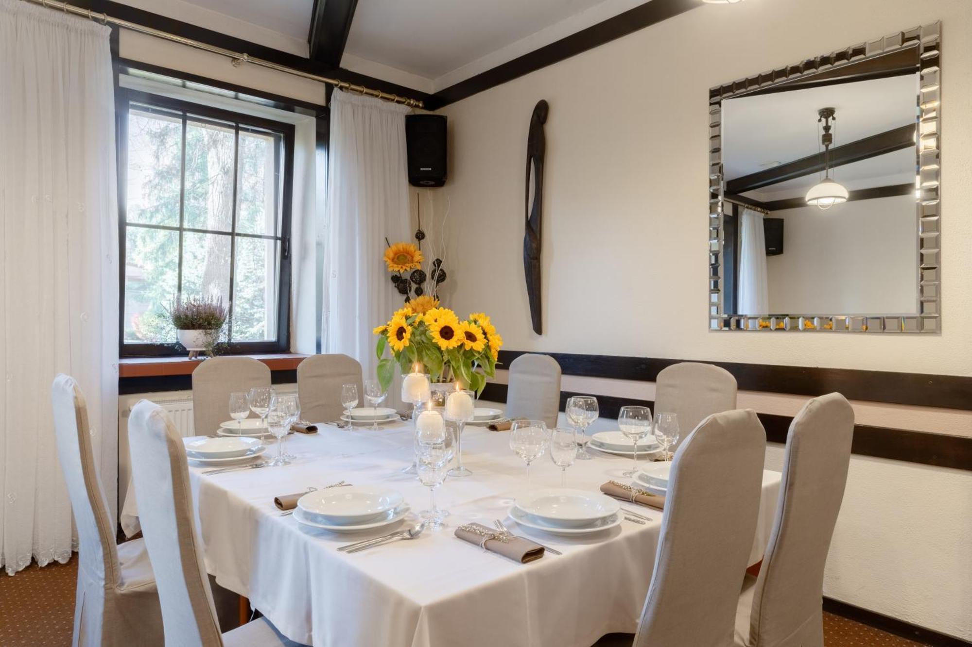 Hotel W Dobieszkowie Strykow Ngoại thất bức ảnh